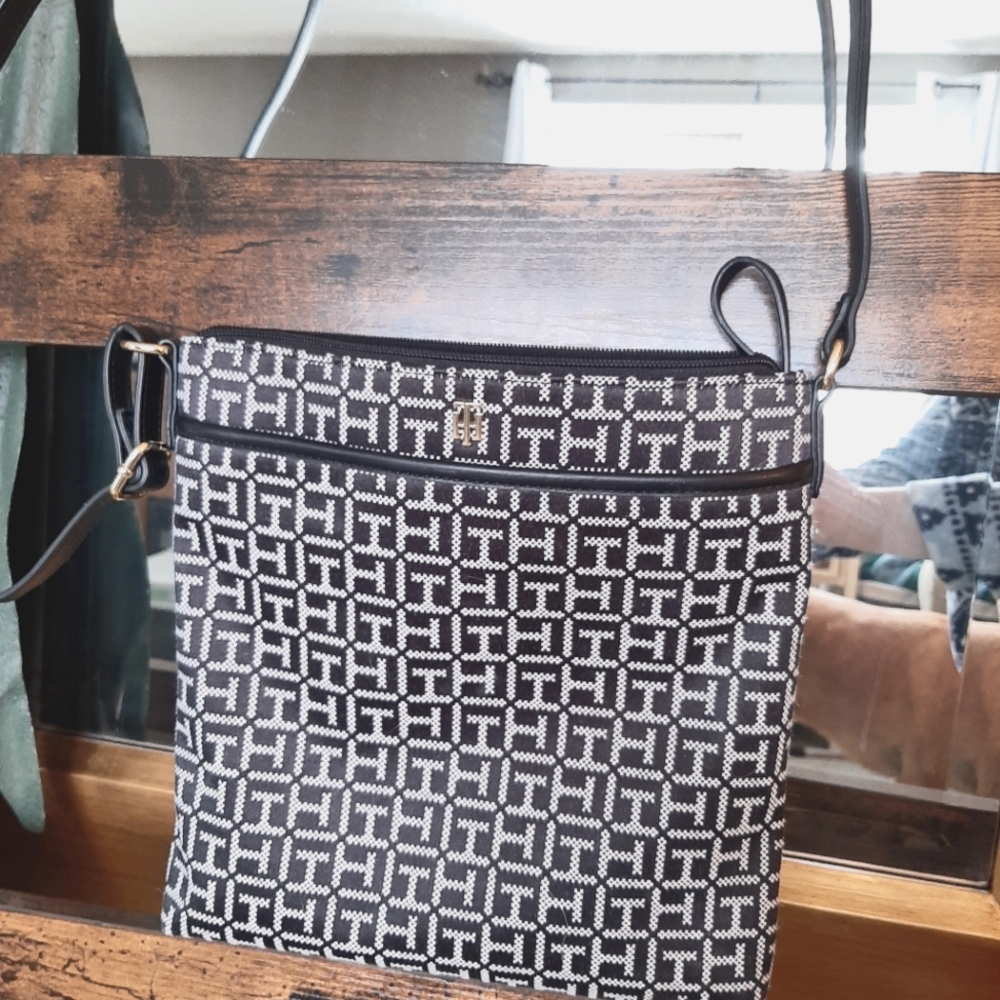 Tommy Hilfiger Black and white classic crossbody purse
